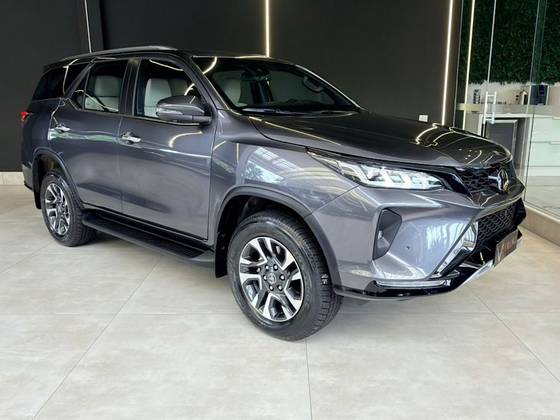 TOYOTA HILUX SW4 2.8 D-4D TURBO DIESEL DIAMOND 7L 4X4 AUTOMÁTICO